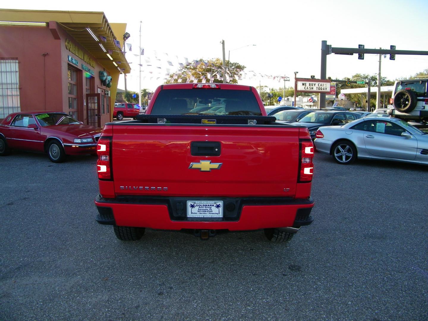 2018 Red /Black Chevrolet Silverado 1500 LT Z71 (3GCUKREC8JG) with an 5.3 V8 engine, Automatic transmission, located at 4000 Bee Ridge Road, Sarasota, FL, 34233, (941) 926-0300, 27.298664, -82.489151 - Photo#4